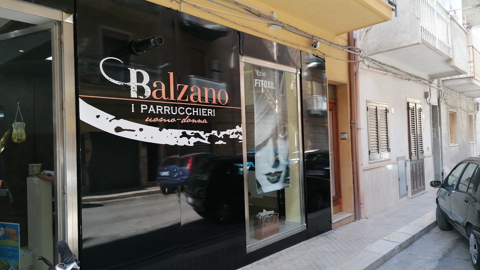 La vetrina del salone Balzano I Parrucchieri, verso sera