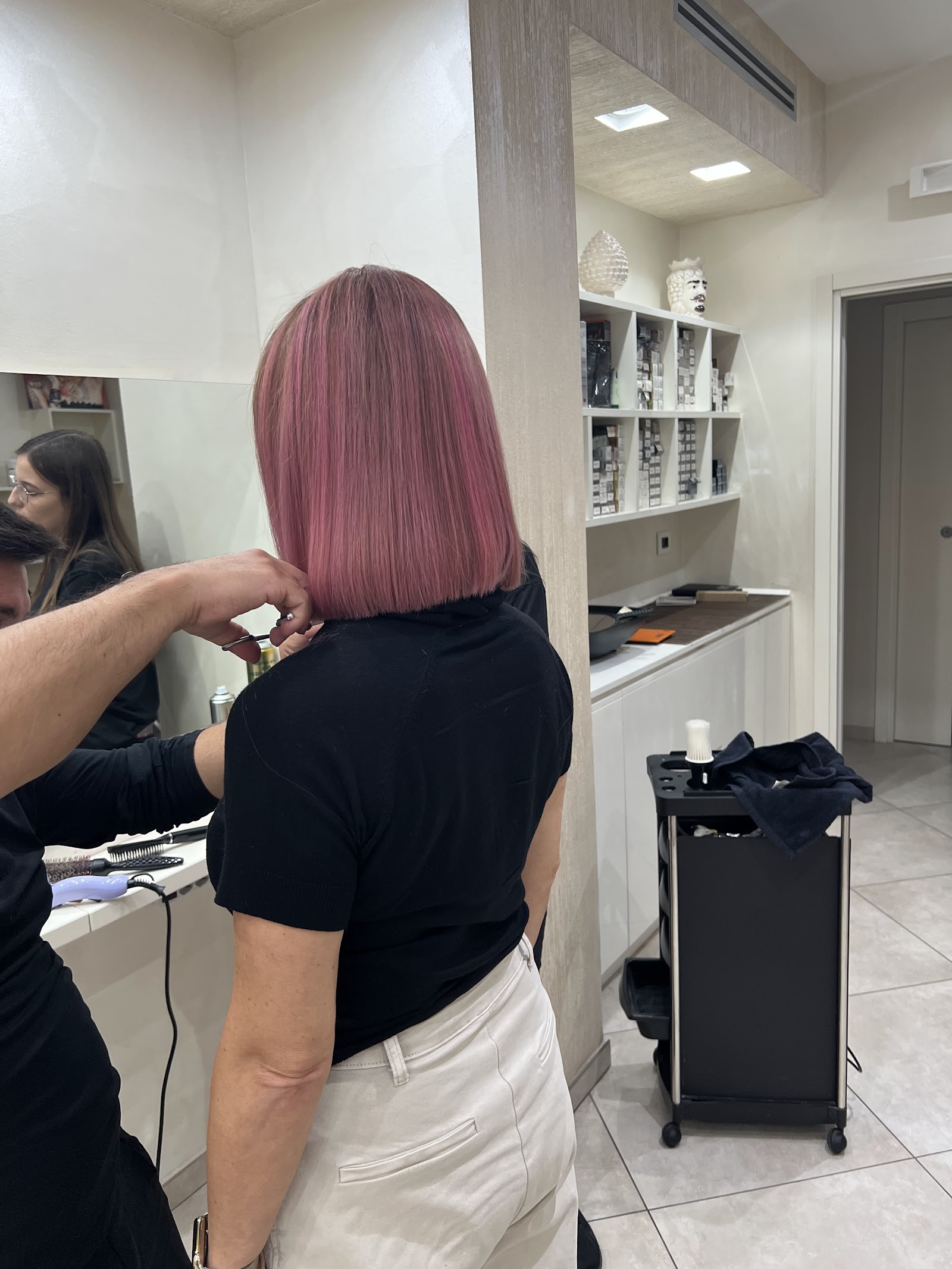 Taglio in corso nel salone Balzano, tra specchi e postazioni